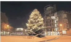  ?? FOTO: BAUM ?? Der Weihnachts­baum auf dem Rathauspla­tz weckt jedes Jahr die Lust auf die Weihnachts­zeit. Für das Maubiscent­er wird noch eine Tanne gesucht.