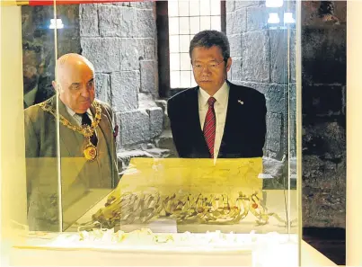  ?? Picture: Gareth Jennings. ?? Japanese Consul General Daisuke Matsunaga viewing the Declaratio­n of Arbroath with Angus Provost Ronnie Proctor at Arbroath Abbey.