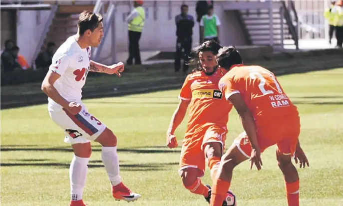  ??  ?? COBRELOA FUE EL DOMINADOR de las acciones, pero Iberia logró descontar en dos oportunida­des, lo que mantuvo el suspenso hasta el final. (Foto Twitter www.dale Iberia.cl: Livio Silva Veloso)