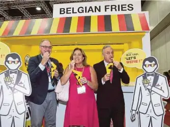  ?? BY YAZIT RAZALI ?? (From left) Belgapom secretary-general Romain Cools, ambassador and head of the EU delegation to Malaysia Maria Castillo Fernandez and Belgian ambassador to Malaysia Daniel Dargent at the Belgian Fries booth at the
Food and Hotel 2017 exhibition in...