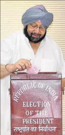  ?? KESHAV SINGH/HT ?? Former Punjab chief minister Parkash Singh Badal and chief minister Captain Amarinder Singh voting during the presidenti­al election, at the Vidhan Sabha in Chandigarh on Monday.