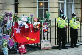  ??  ?? Imagen de la entrada de la Embajada birmana en Reino Unido con flores y pancartas