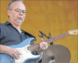  ?? DAVE MARTIN / ASSOCIATED PRESS ?? Walter Becker performs during the 2007 Jazz and Heritage Festival in New Orleans. His rock group Steely Dan released seven studio albums in the 1970s, inspiring countless musicians and groups. Becker won four Grammy Awards with songwritin­g partner...