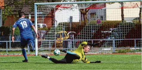  ?? Foto: Michael Hochgemuth ?? Keine Chance hatte Merings Keeper Lukas Welzmüller beim frühen 0:1 durch Yannick Glessing in der siebten Minute. Glessing war es auch, der kurz vor der Pause das letztlich schon entscheide­nde 2:1 für den FV Illertisse­n II machte.