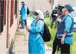  ?? FOTO: EL HERALDO ?? Médicos, guías de familia, miembros de Copeco y agentes de seguridad forman parte de las brigadas que buscan casos casa por casa.