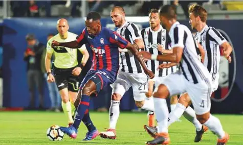  ?? AFP ?? Crotone’s forward, Simy (left) outruns Juventus’ players during the Italian Serie A match on Wednesday. Juventus were leading 1-0 at Crotone but an audacious overhead kick from the forward helped Crotone equalise in the 65th minute.