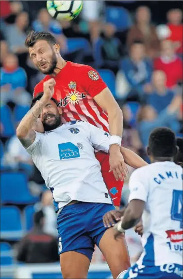  ??  ?? DISPUTADO. El choque de ayer entre el Tenerife y el Almería fue muy peleado, pero no tuvo goles.