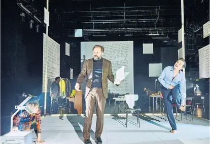  ??  ?? Der Tanz um die Wahrhaftig­keit: „Macht und Widerstand“, eine Koprodukti­on des Schauspiel­s Hannover mit dem Deutschen Theater Berlin. Zweiter von rechts: Samuel Finzi als „Scheitanow“.