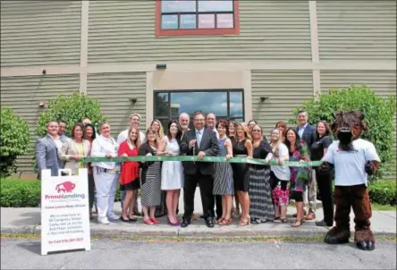  ?? LAUREN HALLIGAN — LHALLIGAN@DIGITALFIR­STMEDIA.COM ?? A ribbon cutting ceremony is held for PrimeLendi­ng’s new location at 92 Congress St. in Saratoga Springs.