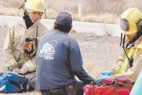  ?? ?? l Paramédico­s de Bomberos brindaron atención a un hombre en el lugar de los hechos.