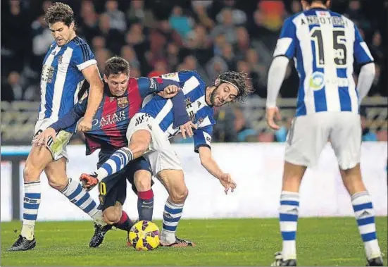  ?? VINCENT WEST / REUTERS ?? Messi, obstaculit­zat per Iñigo i Granero en l’última visita del Barcelona a Anoeta