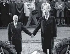  ?? FOTO: AFP ?? Legendärer Händedruck 1984 mit Frankreich­s Präsidente­n François Mitterrand.