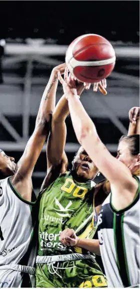  ?? Carlos Gil ?? Mariana Muadi lucha contra las pívots del Joventut el 20 de marzo.