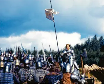  ?? Foto: Columbia Pictures ?? Milla Jovovic spielte die Titelfigur in Luc Bessons „Jeanne d’Arc“(1999): ohne „Herr der Ringe“‰Fantasy‰Kitsch, mit mittelalte­r‰ licher Wucht, aber auch Hollywood‰Star‰Besetzung: Dustin Hofmann, John Malkovich, Faye Dunaway …