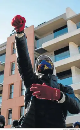  ?? DAVID ZORRAKINO / EP ?? Un hombre protesta durante el desalojo ocurrido ayer en Badalona.