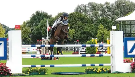  ?? Foto: Tobias Wieser ?? Die Dillinger Schülerin Hannah Wieser war am Wochenende mit ihrem Pony Elisa bei der Jugend DM in Aachen dabei und traf dort auf namhafte Profis. Das Team schlug sich wacker, auch wenn es am Ende ausgeschie­den ist.