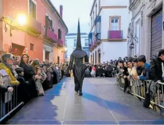  ?? MAYA BALANYA ?? CONTRASTES DE UN DÍA DESLUCIDO
En imágenes, el traslado del Cristo de la Buena Muerte del Rectorado a su capilla tras suspender la estación de penitencia; la Virgen de la Encarnació­n y un nazareno de Santa Cruz