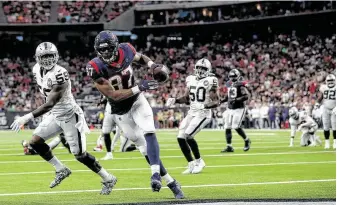  ?? Jon Shapley / Staff photograph­er ?? The Texans’ Darren Fells, scoring one of his two touchdowns against the Oakland Raiders at NRG Stadium, leads all NFL tight ends with six touchdown receptions.