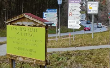  ?? Foto: Dagmar Kübler ?? Die Holztafeln an den Uttinger Ortseingän­gen sollen modernen, farbigen Schildern Platz machen, auf denen dann auch die Vereine werben können.