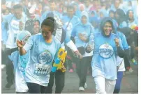  ?? DIPTA WAHYU/JAWA POS ?? BASAH SEMUA: Para peserta mengikuti Le Minerale Water Run kemarin (5/8).