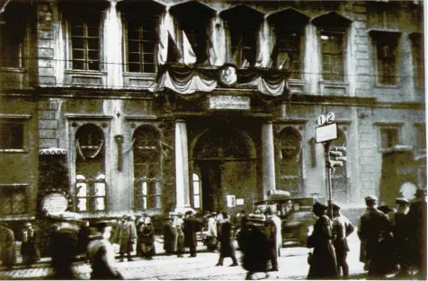  ?? Foto: Stadtarchi­v Augsburg ?? Anlässlich der Rückkehr der Truppen wurden am Rathaus neben der roten Fahne der Revolution auch die Augsburger und die bayerische Fahne gehisst. Hinzu kamen die demokratis­chen Farben Schwarz, Rot, Gold.