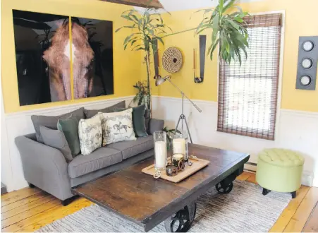  ?? TNS ?? The living room of a vacation home features a sofa finished in a hospitalit­y-grade grey fabric.