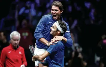  ?? EPA ?? Zwei Legenden jubeln gemeinsam: Rafael Nadal und Roger Federer freuen sich über den Laver-Cup-Sieg.