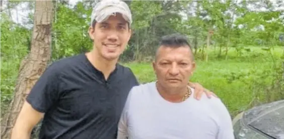  ??  ?? Imagen. Juan Guaidó junto a uno de los integrante­s del grupo narcoparam­ilitar “Los Rastrojos”, que opera en la frontera colombiana.