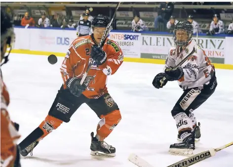  ?? RP-FOTO: ACHIM BLAZY ?? Wo ist der Puck? Ratingens Simon Klemmer (l.) und Emanuel Grund von den „Rockets“haben das Spielgerät im Auge.