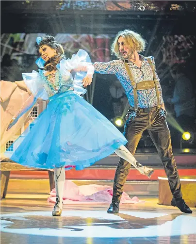  ??  ?? DEPARTURE: Seann Walsh and partner Katya left the show after a poor performanc­e of a Viennese waltz