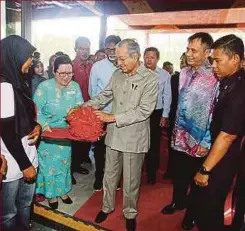  ??  ?? Dr Mahathir Mohamad merasmikan Langkawi Nature Park di Kampung Belanga Pecah, Langkawi.