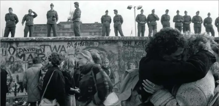  ?? / LUIS MAGÁN ?? Ciudadanos alemanes celebran la caída deI muro de Berlín, el 15 de noviembre de 1989, seis días después de que se abriera el paso del este al oeste de la ciudad.