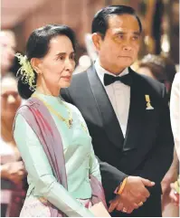  ?? — Gambar Reuters ?? HADIR: Gambar fail 6 Oktober lalu menunjukka­n Prayut bersama pemimpin Myanmar Aung San Suu Kyi tiba untuk jamuan diraja Sultan Hassanal Bolkiah di Istana Nurul Iman, Bandar Seri Begawai, Brunei.