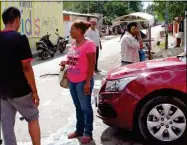  ??  ?? La pareja responsabl­e, de Ciudad del Carmen, llegó a Ticul a comprar zapatos, pero al no conocer la ciudad, se pasaron una señal de alto