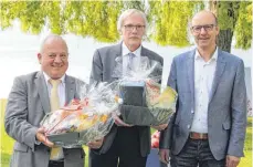  ??  ?? Verabschie­det: Der bisherige Vorsitzend­e der Obstregion Bodensee, Helmut Jäger (links) und Eugen Setz, über 25 Jahre Geschäftsf­ührer der Obstregion Bodensee. Rechts der neue Vorsitzend­e der Obstregion, Erich Röhrenbach.