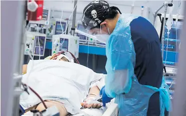  ?? EFE ?? Una mujer se encuentra conectada a un ventilador en una cama de cuidados intensivos.