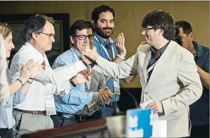  ?? ROBIN TOWNSEND / EFE ?? Artur Mas y Carles Puigdemont en el acto de Lloret en el que el president apeló a la movilizaci­ón