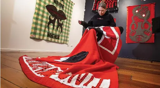  ?? WARWICK SMITH/MANAWATŪ STANDARD ?? Karla Karaitiana continues to work on the blanket she started at the paraikete whero session.