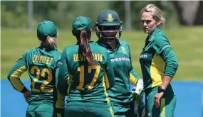  ?? BACKPAGEPI­X ?? LEADER OF THE PACK: The forthright manner of Dane van Niekerk, pictured far right, is something that the rest of the SA players have grown to appreciate about her.