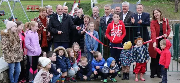  ??  ?? Minister Paul Kehoe cutting the ribbon to officially open the Ballindagg­in Community Park.