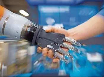  ?? FOTO: DPA ?? Roboter und Mensch sollen besser zusammenar­beiten. Die Hannover Messe zeigt zahlreiche Beispiele.