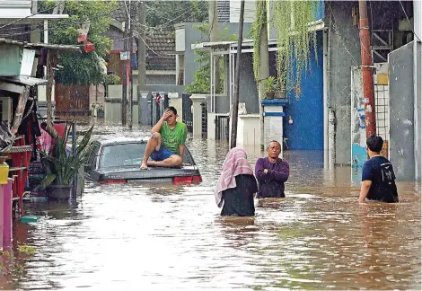  ?? FEDRIK TARIGAN/JAWA POS ?? DIKEPUNG AIR: Warga terjebak banjir di kawasan Jati Padang, Jakarta, kemarin (21/2). Intensitas hujan yang tinggi mengakibat­kan banjir di sejumlah wilayah Jakarta.