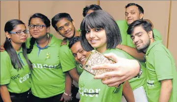  ?? BHARAT BHUSHAN/HT ?? WINNING SMILES: Young cancer survivors take a selfie at an awareness function in Patiala on Friday.
