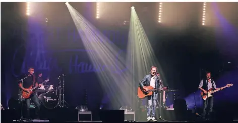  ?? FOTO: DETLEF ILGNER ?? Albert Hammond und seine Band begeistert­en auf der Sommermusi­k-Bühne vor der Kulisse von Schloss Rheydt.