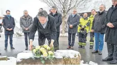  ?? FOTO: FRANK PIETH ?? Landesgesu­ndheitsmin­ister Manne Lucha (Grüne) legt am Unglücksor­t Blumen nieder.