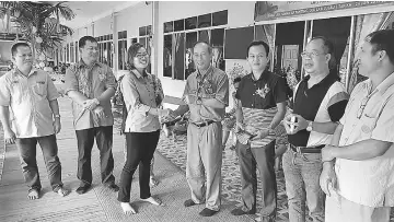  ??  ?? Julau District Office administra­tive officer Catherine Sayu receiving the cheque for RM50,000 from Salang (centre) to organise next year’s Julau Pepper Festival.