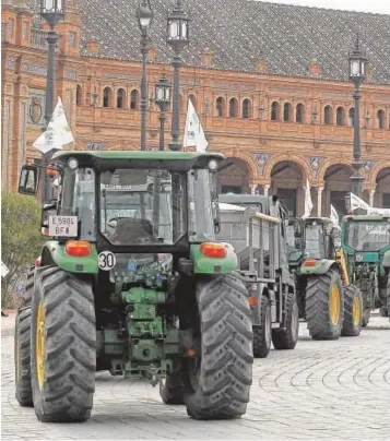  ??  ?? Hasta una decena de tractores han aparcado en la Plaza de España