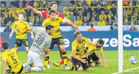  ?? FOTO: DPA ?? Die mitentsche­idende Szene: Sechs Dortmunder können zwei Minuten vor Ende den 2:2-Ausgleich für die Bayern nicht verhindern.