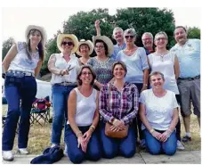  ??  ?? Stéphanie Anquetil (à gauche) et ses amis danseurs de SaintGerma­in de Coulamer se rettrouven­t une fois par semaine.