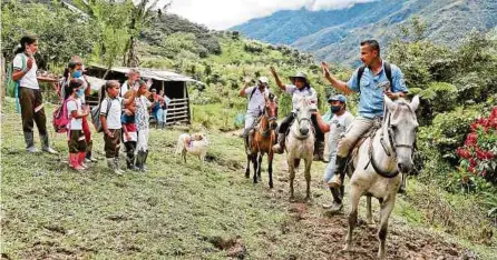  ??  ?? Los profesores unifican muchas veces las clases como las que están enfocadas a aprender sobre el agro y la sostenibil­idad ambiental.